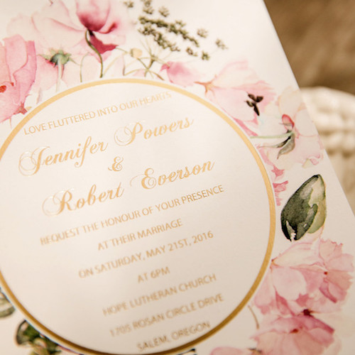 Románticas invitaciones florales en rosa pálido y toques en dorado.
