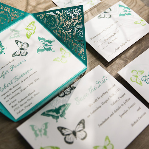 Conjunto de invitaciones de boda con corte láser y mariposas en teal.