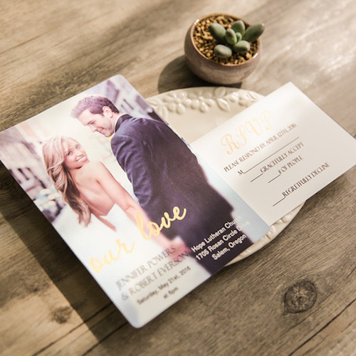 Económicas invitaciones de boda con foto y versos en oro estampado.
