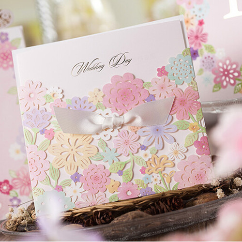 Menta, lila y bellísimas flores en blush hacen de estas invitaciones de boda algo muy especial.