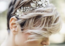 Los peinados de novia para el cabello corto también pueden lucir flequillos. Fotografía de bodas: Mackensey Alexander Photography.